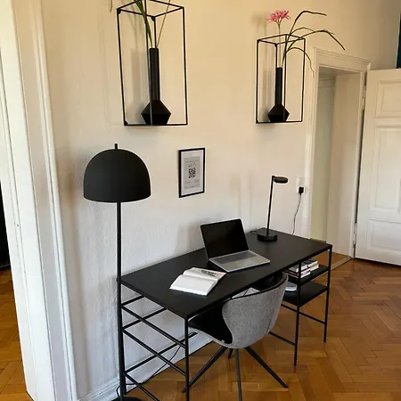 Apartment Lio Design Balkon Netflix